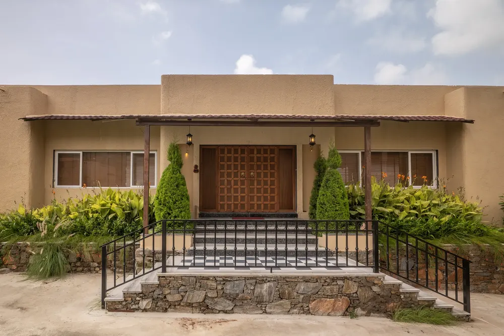 The approach to the villa